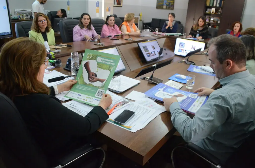 Reunião discute implementação de programas de meio ambiente e sustentabilidade nas unidades escolares da rede pública