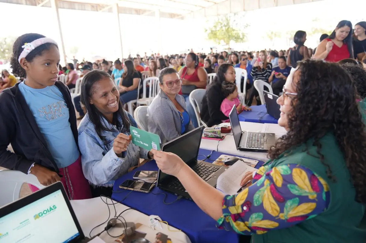 Goiás Social entrega Aluguel Social e escrituras em Aparecida