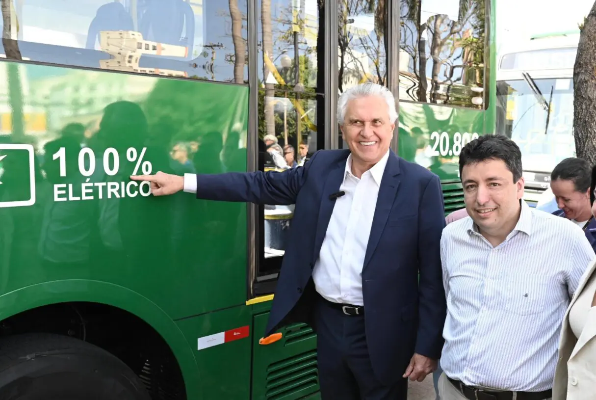 Governo entrega 60 ônibus do transporte coletivo