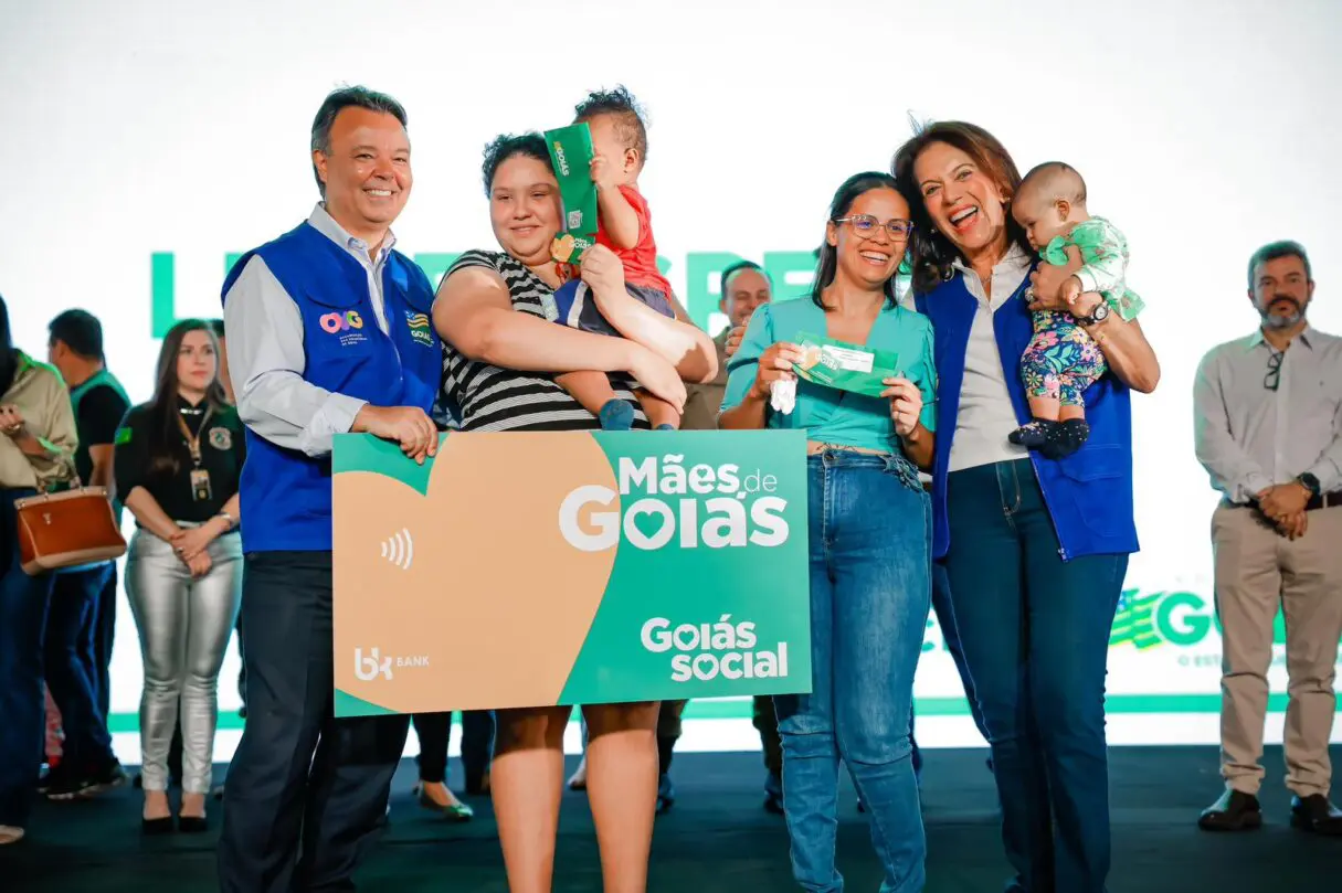 Gracinha entrega benefícios no evento do Goiás Social