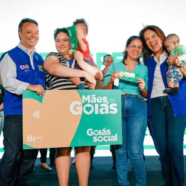 Gracinha entrega benefícios no evento do Goiás Social