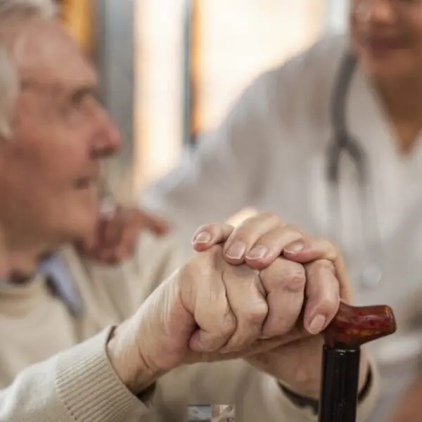 Hospital de Trindade orienta como prevenir queda de idosos