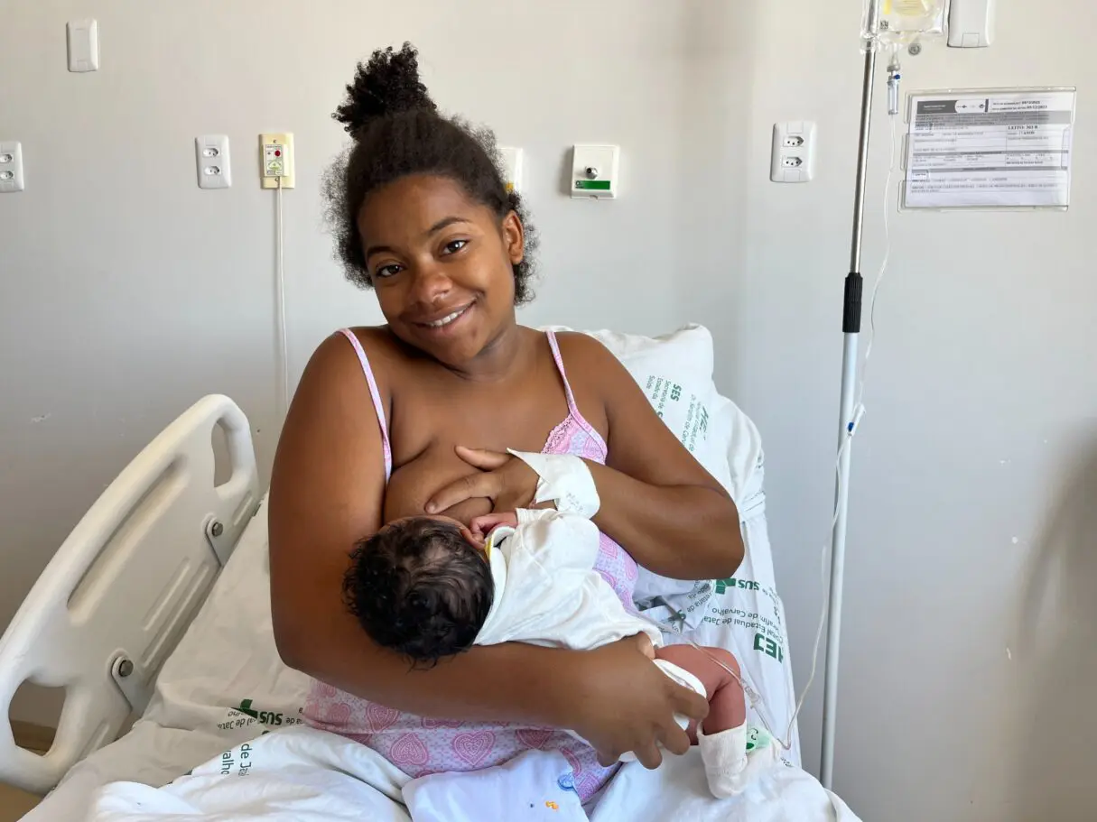 Mãe e bebê no Hospital Estadual de Jataí