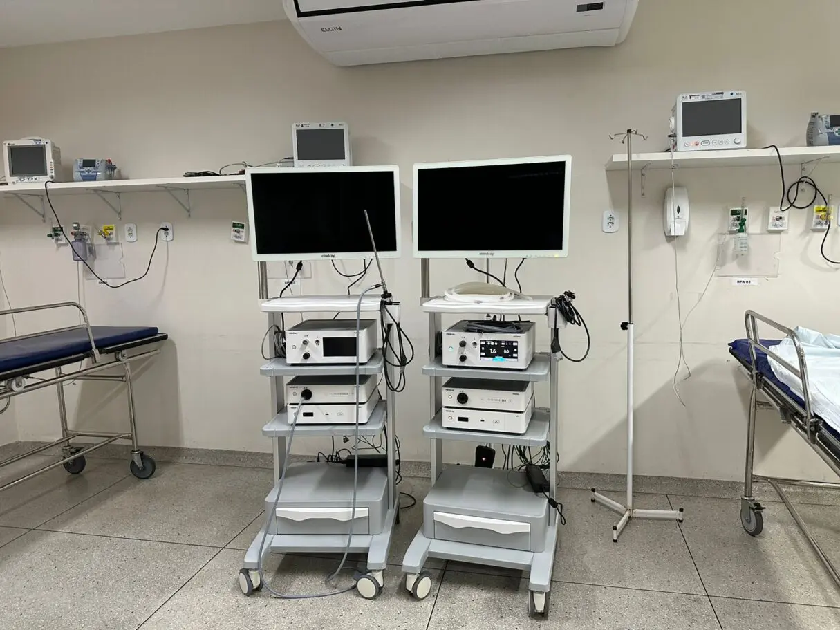 Imagem de torres de videolaparoscopia, equipamento usado em cirurgias ortopédicas e abdominais