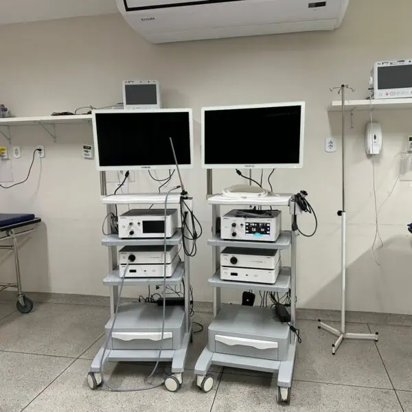 Imagem de torres de videolaparoscopia, equipamento usado em cirurgias ortopédicas e abdominais