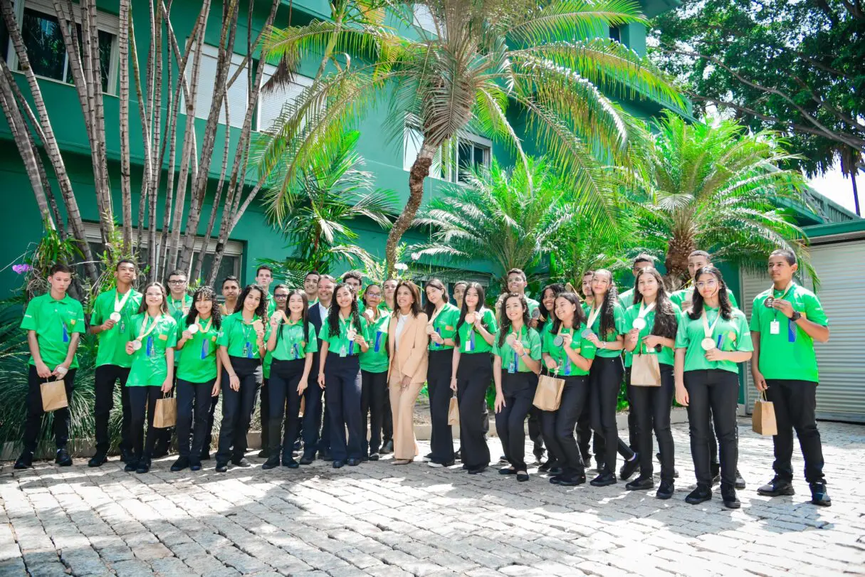 Gracinha Caiado recebe vencedores do desafio Aprendizes da Matemática