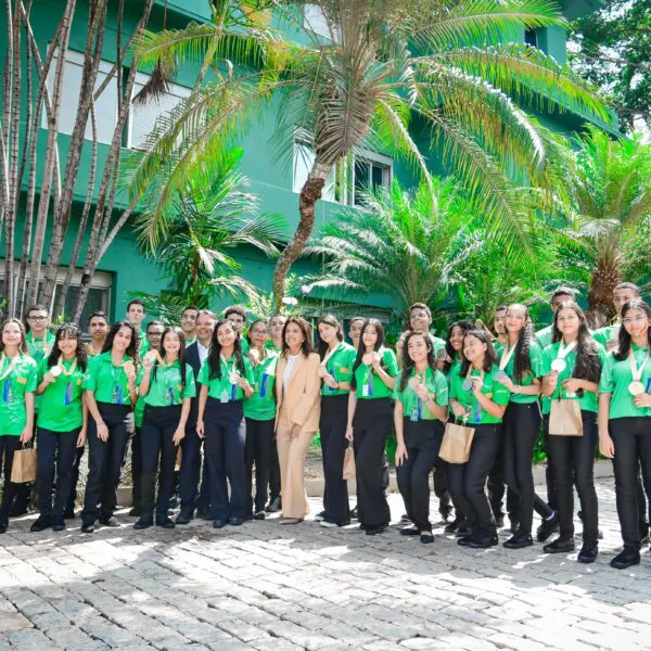 Gracinha Caiado recebe vencedores do desafio Aprendizes da Matemática