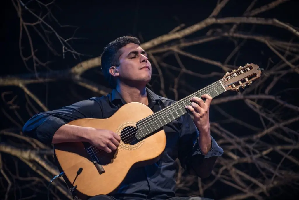 Violinista goiano Julio Lemos leva música instrumental brasileira à Europa (Foto: Mayara Varalho/Rafaella Pessoa)