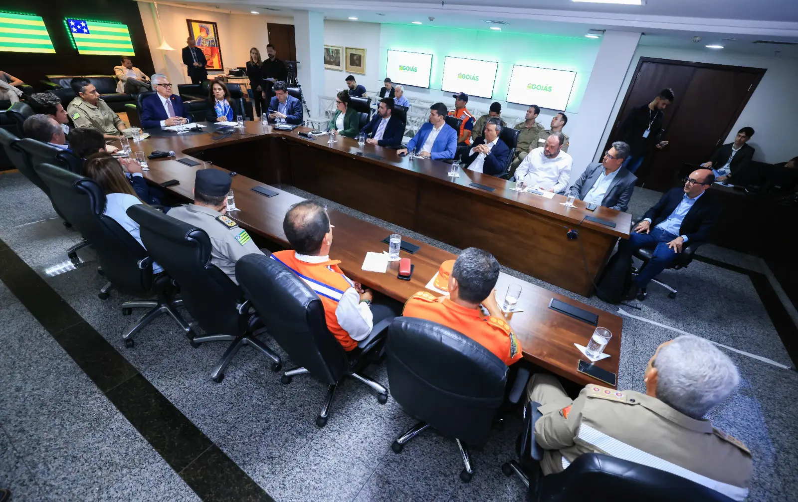 Governador Ronaldo Caiado em reunião para combater o incêndio florestal (Foto: Secom)