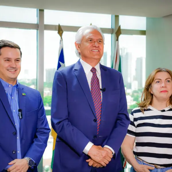 O governador Ronaldo Caiado, o presidente da Emater Rafael Gouveia e a secretária de Educação Fátima Gavioli. Foto: Romullo Carvalho