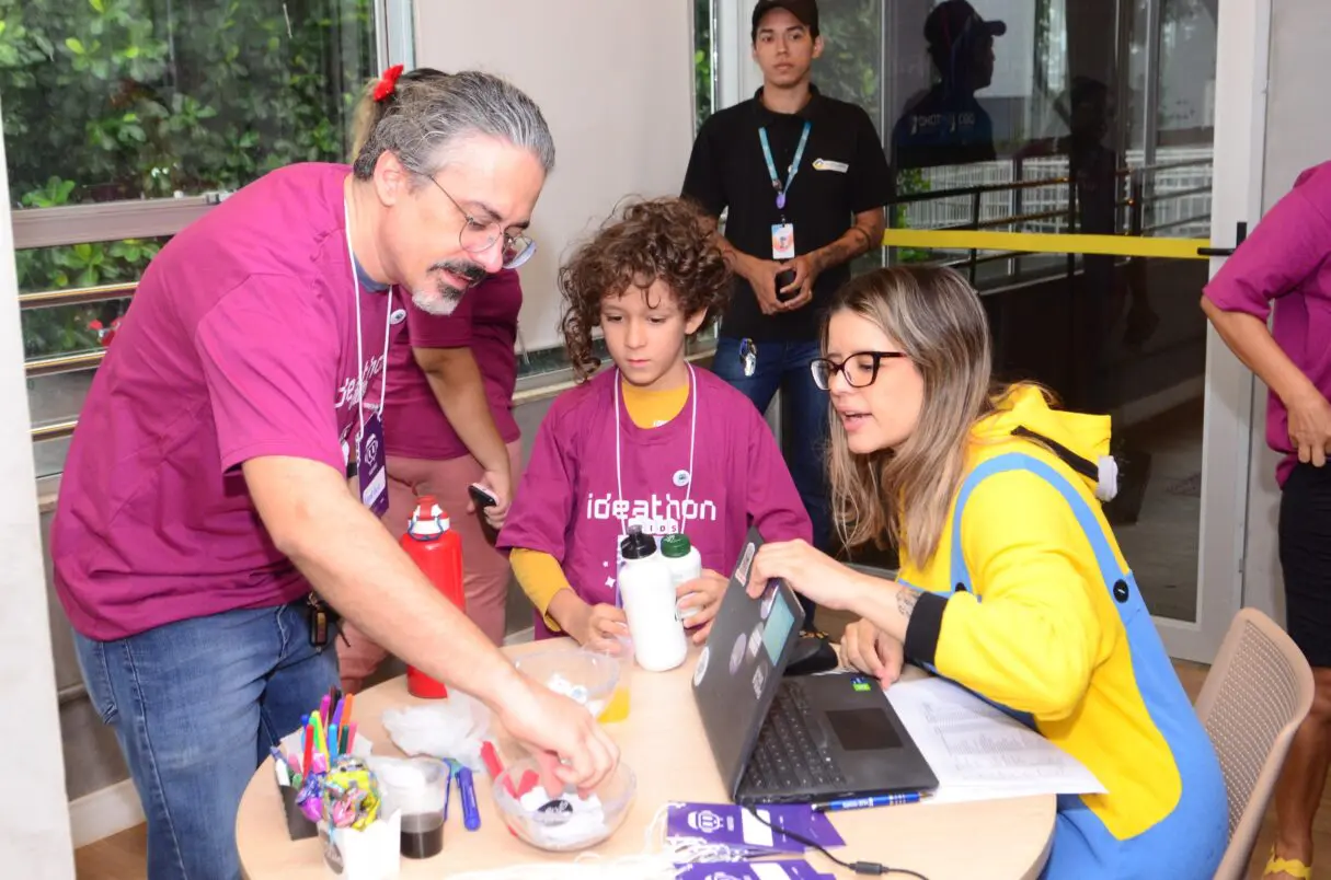 Crianças no Hub Goiás