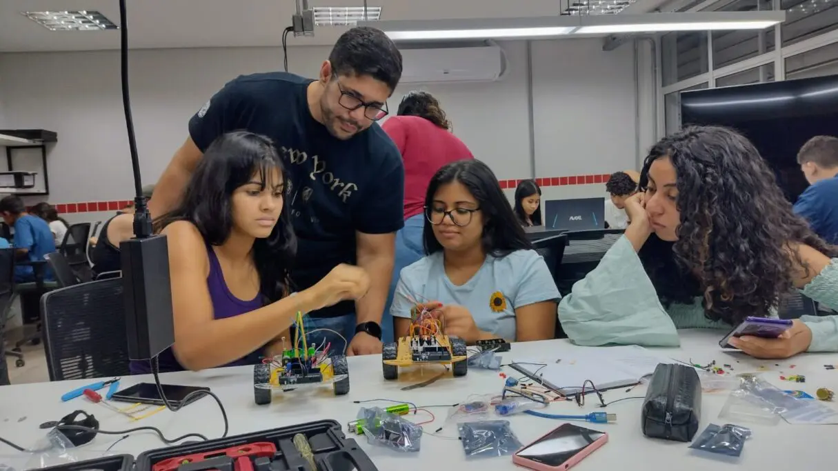 Alunos durante aula do curso de robótica