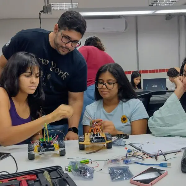 Alunos durante aula do curso de robótica