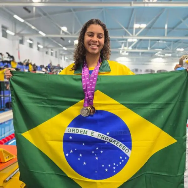 Natação Paralímpica - Formada por projeto do Governo de Goiás, Gabrielly Vitória faturou um ouro, uma prata e um bronze, em competição no Bahrein