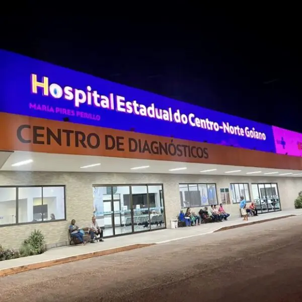 Fachada do Hospital Estadual do Centro-Norte iluminada em alusão à campanha de outubro HCN