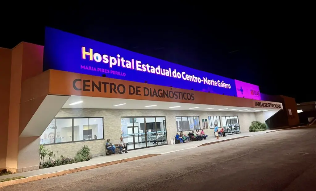 Fachada do Hospital Estadual do Centro-Norte iluminada em alusão à campanha de outubro HCN