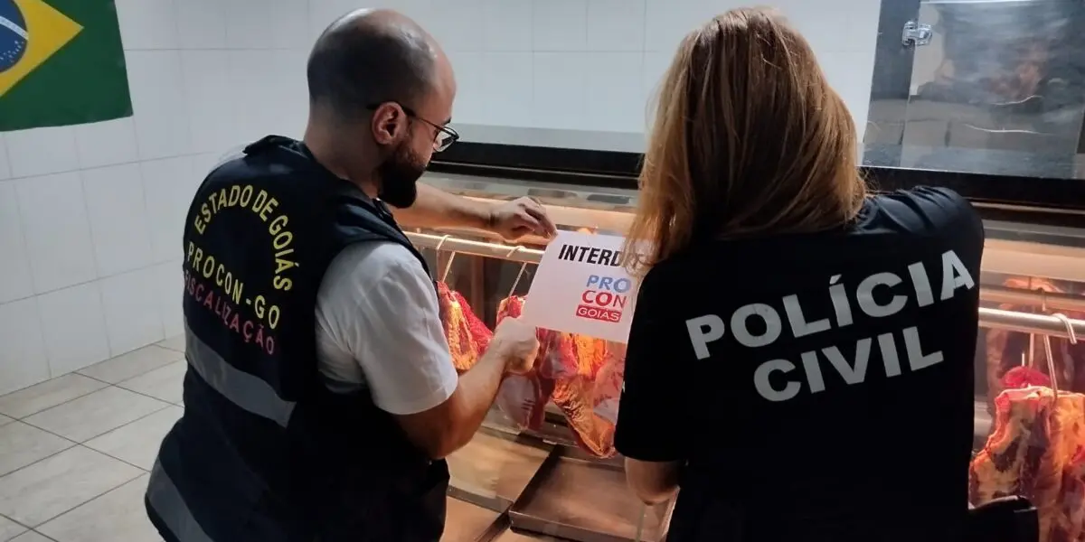 Procon, Agrodefesa e Decon interditam açougue por estoque irregular de carnes e outros produtos