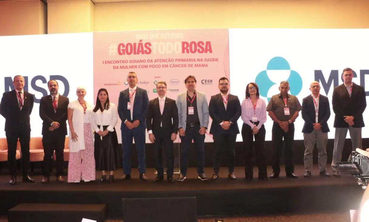 Participantes da abertura da campanha Outubro Rosa no 1º Encontro Goiano da Atenção Primária na Saúde da Mulher