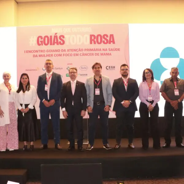 Participantes da abertura da campanha Outubro Rosa no 1º Encontro Goiano da Atenção Primária na Saúde da Mulher