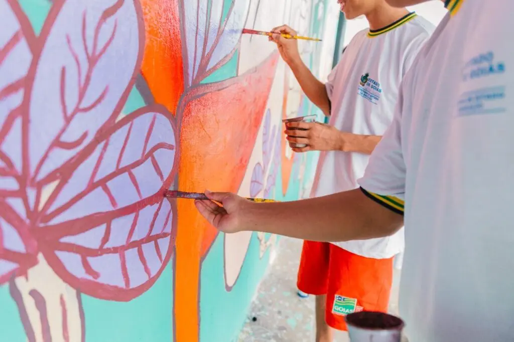 Goiás Social promove oficina de grafite para adolescentes do Case Goiânia