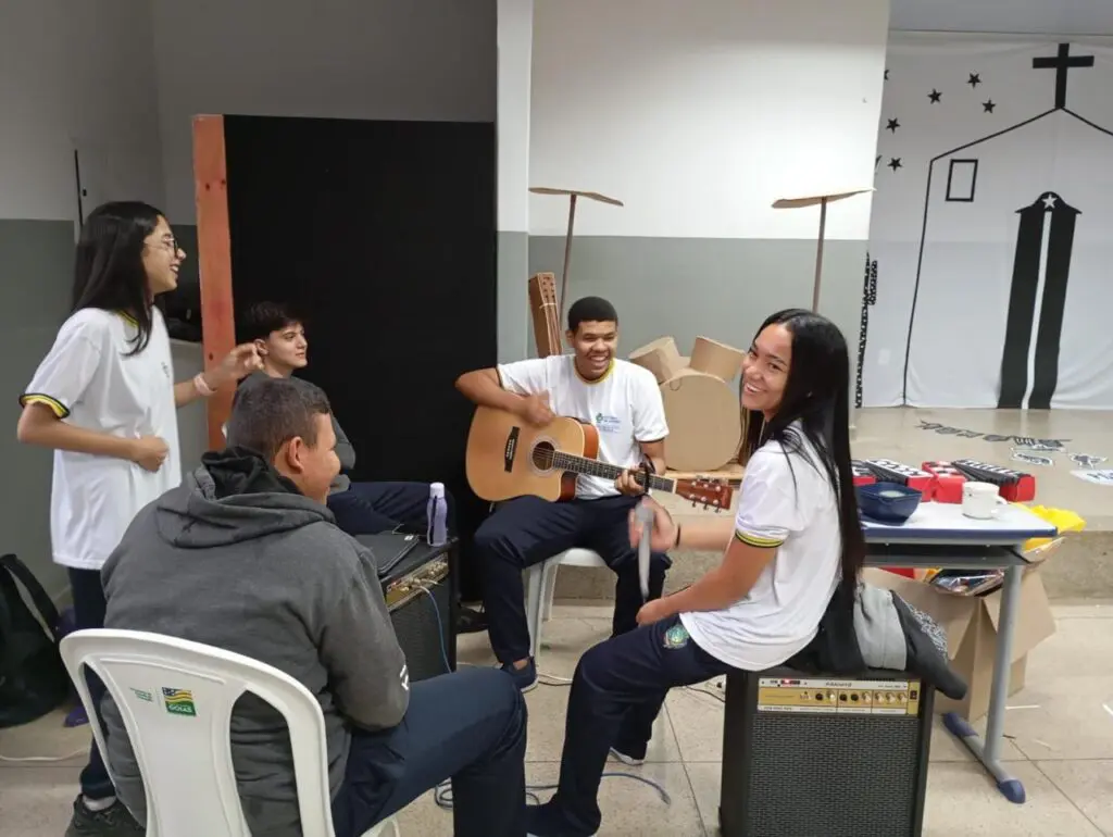 Professora desenvolve projeto inspirado na música e literatura de cordel para alunos especiais