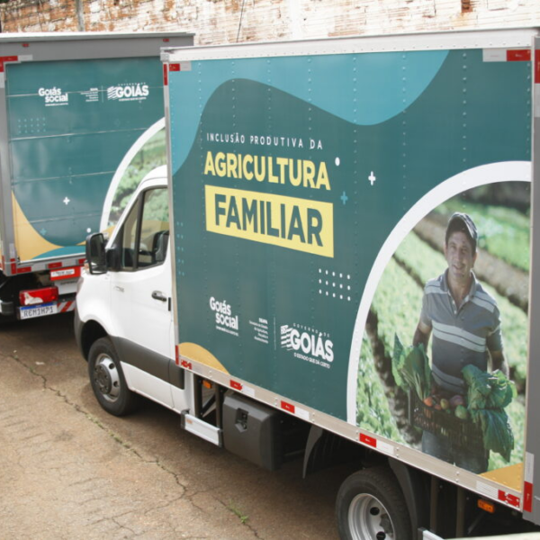 Estado entrega títulos de terras e caminhões para agricultura familiar