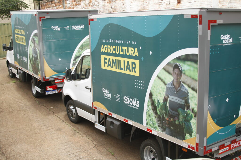 Estado entrega títulos de terras e caminhões para agricultura familiar