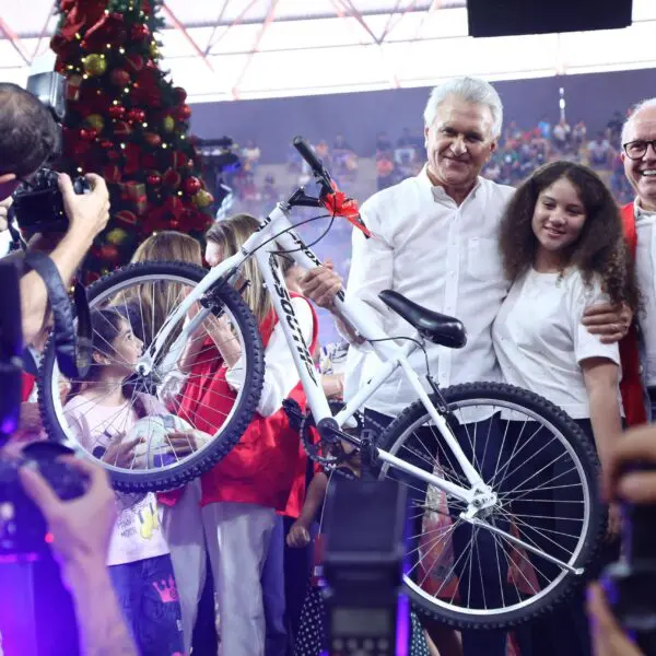 Distribuição de brinquedos do Natal do Bem no Goiânia Arena (Foto: Secom)