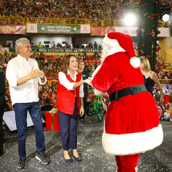 Distribuição de brinquedos do Natal do Bem no Goiânia Arena (Foto: Secom)