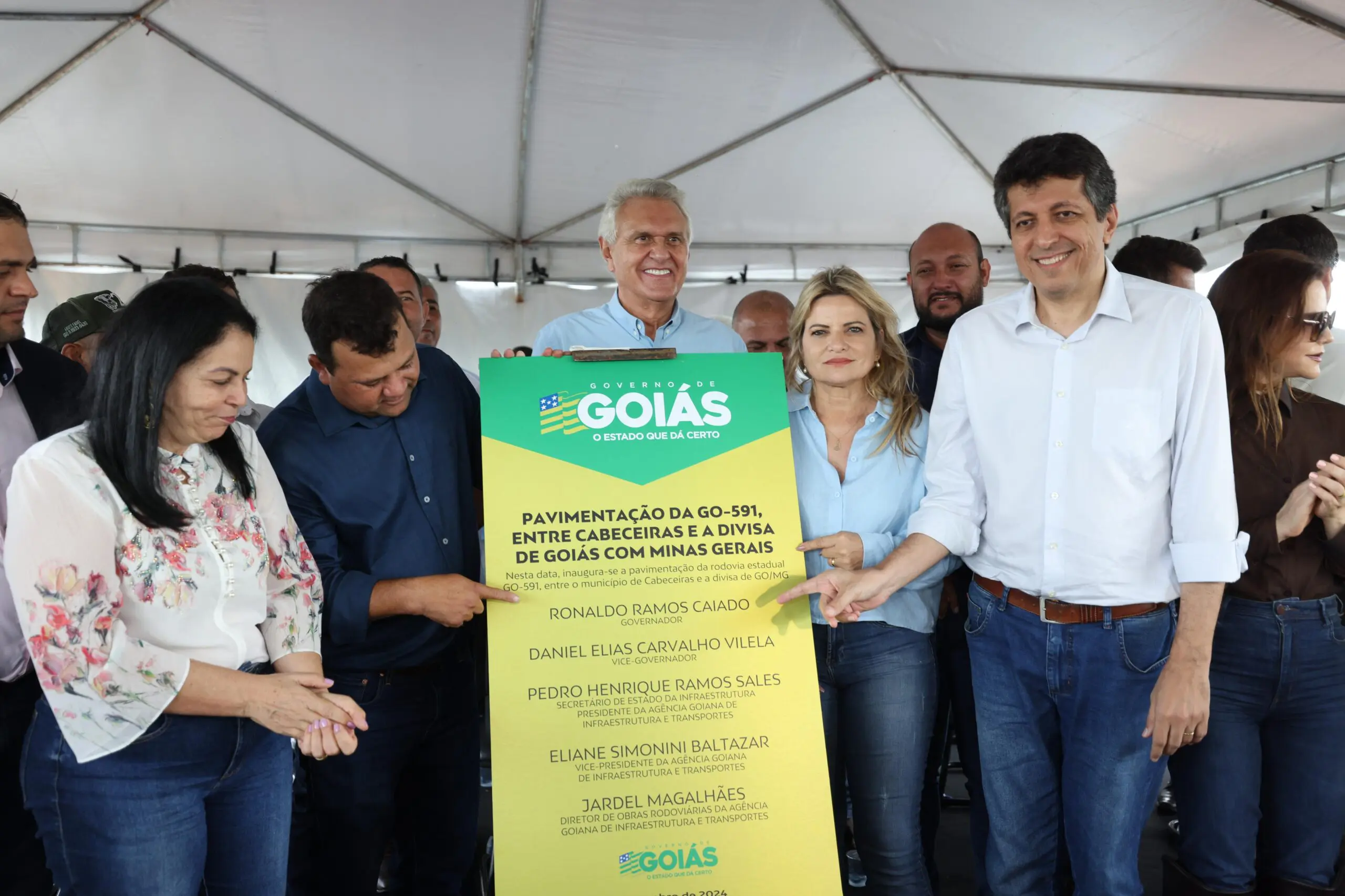 Caiado inaugura asfalto na GO-591