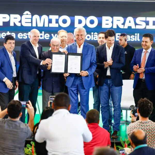 Caiado assina contrato para MotoGP no Autódromo de Goiânia