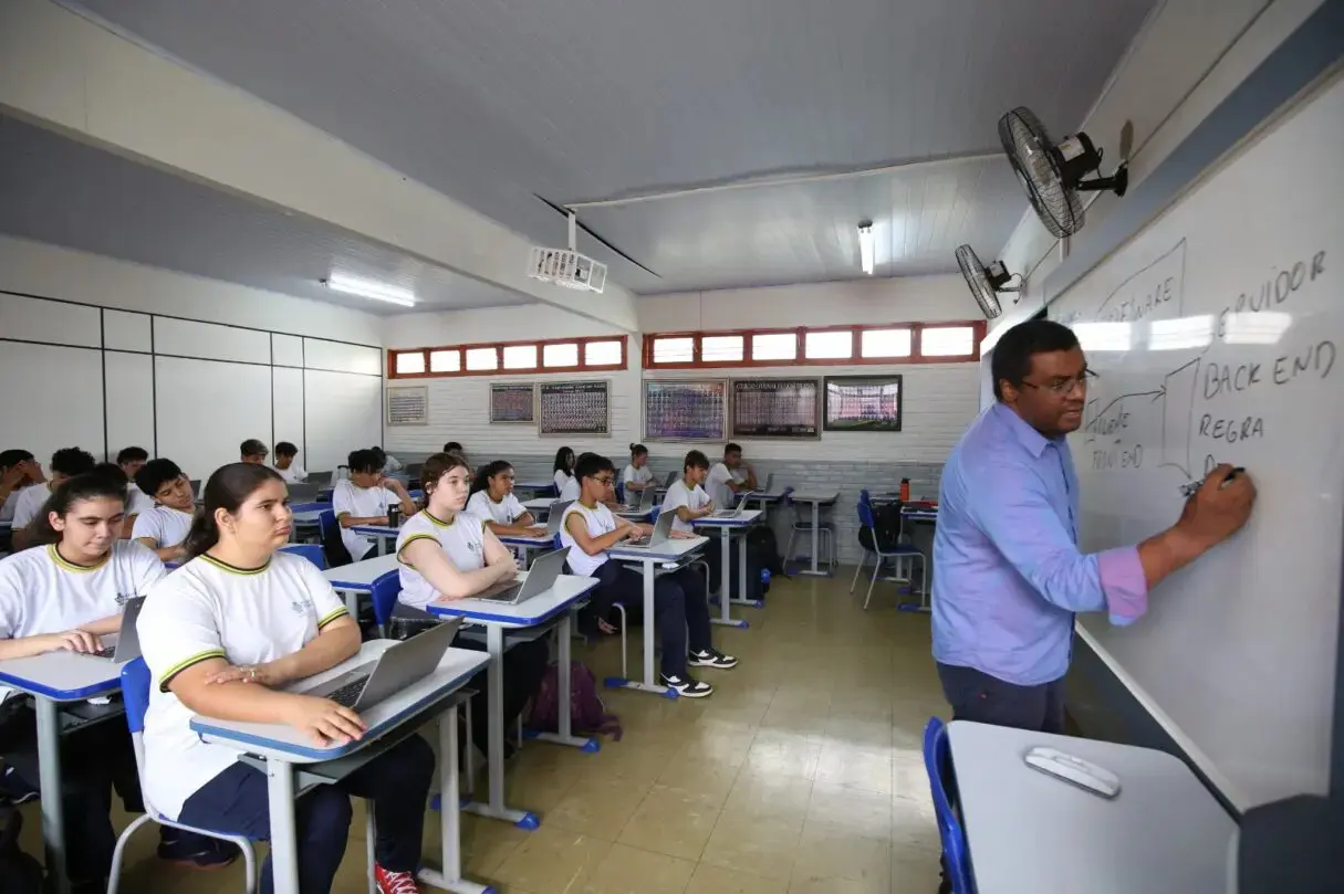 Governo antecipa convocação de 631 professores aprovados em concurso - professor negro lecionando