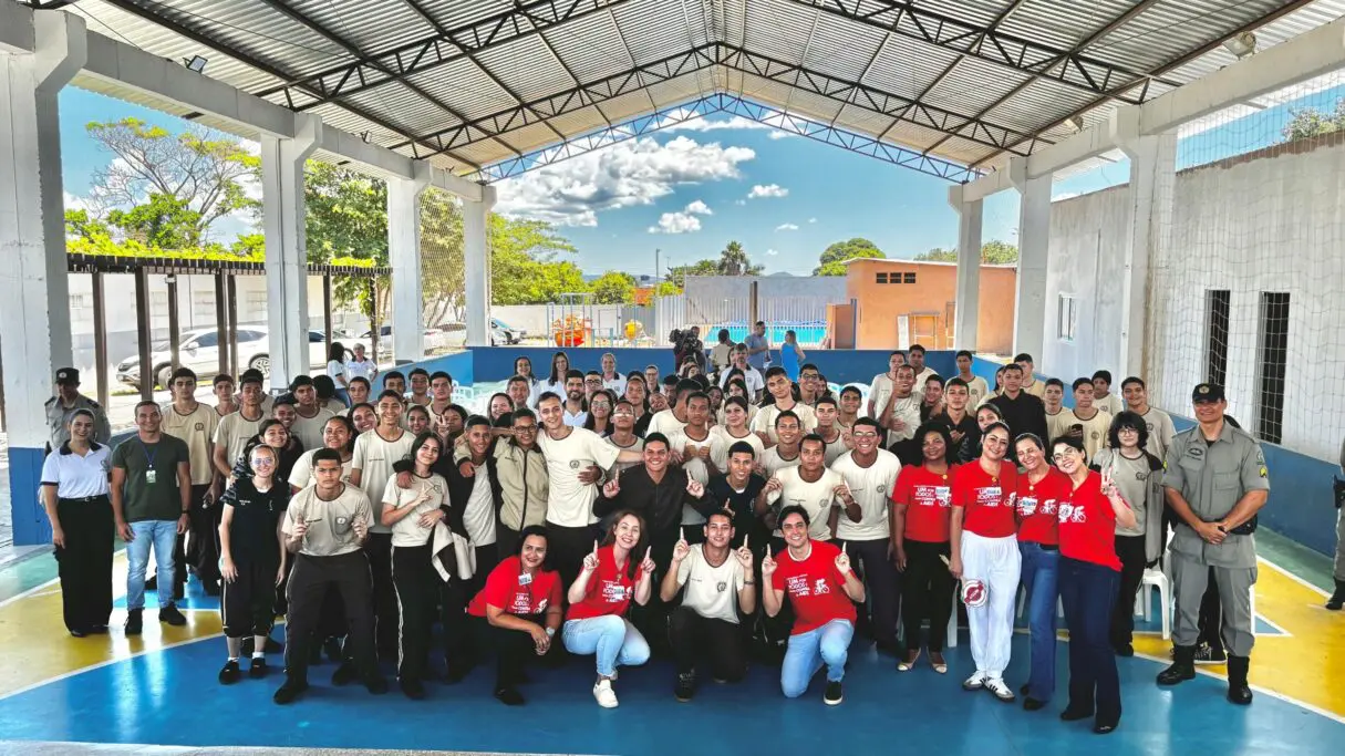 Saúde promove conscientização sobre HIV/Aids em escolas de Goiânia - estudantes e equipe do HDT em quadra de escola