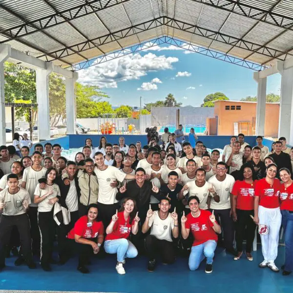 Saúde promove conscientização sobre HIV/Aids em escolas de Goiânia - estudantes e equipe do HDT em quadra de escola