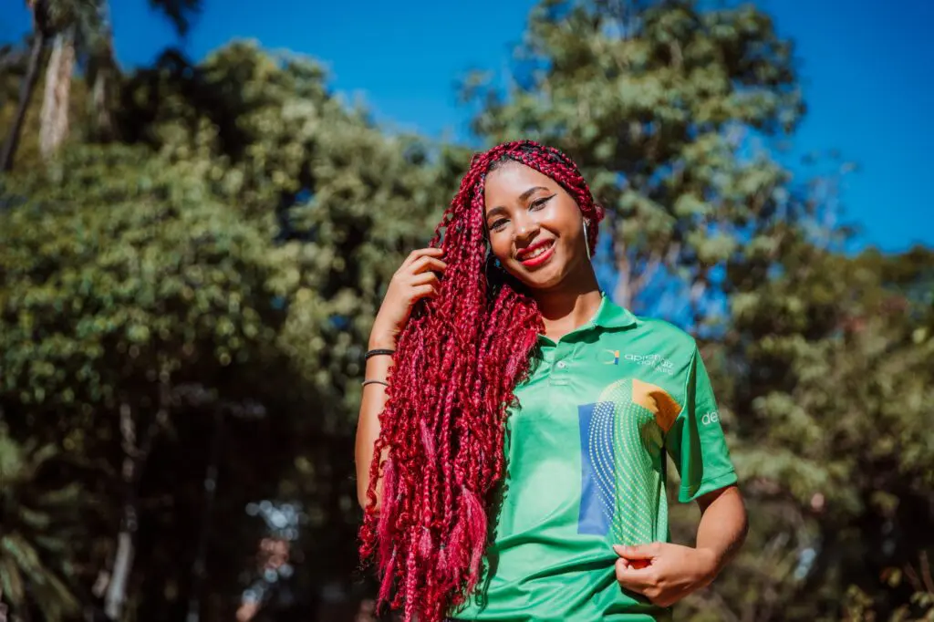 Jovem beneficiada pelo programa com o uniforme do Aprendiz do Futuro