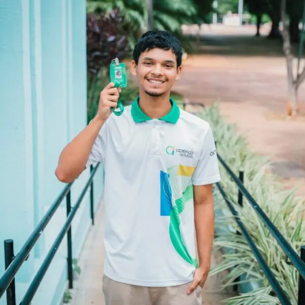 Jovem com uniforme do Aprendiz do Futuro