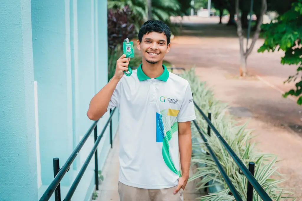 Jovem com uniforme do Aprendiz do Futuro