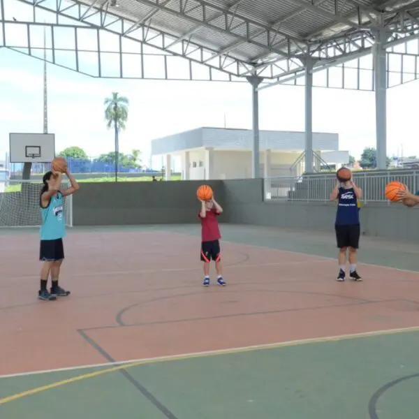 Jogo de basquete da turma de iniciação esportiva do Setor Pedro Ludovico, em Goiânia