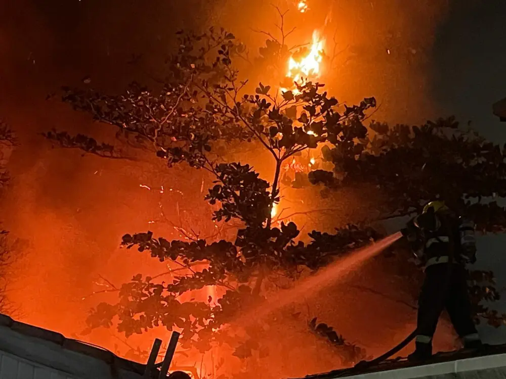 Bombeiros combatem incêndio em ferro-velho em Goiânia