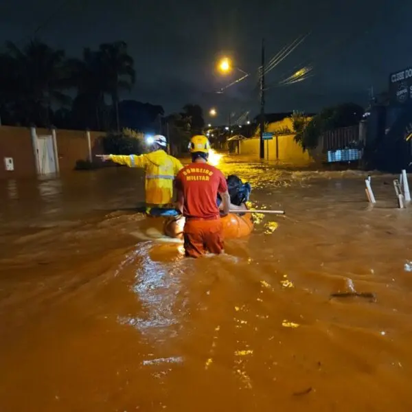 Bombeiros atendem ocorrência de alagamento no Setor Vila Maria Rosa, em Goiânia