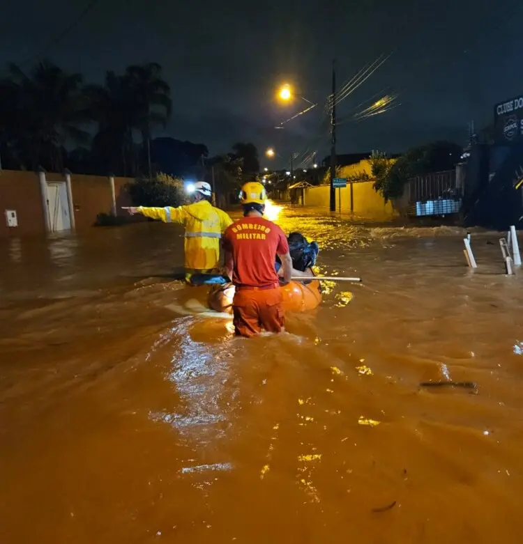 Bombeiros atendem ocorrência de alagamento no Setor Vila Maria Rosa, em Goiânia