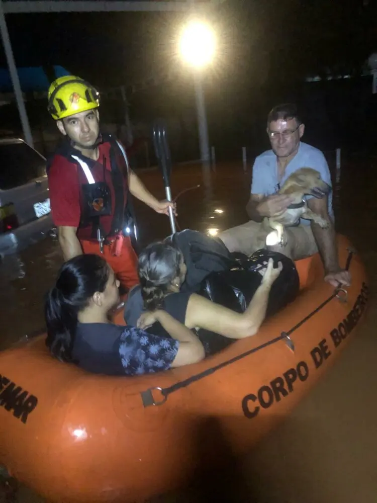 Bombeiros atendem ocorrência de alagamento no Setor Vila Maria Rosa, em Goiânia