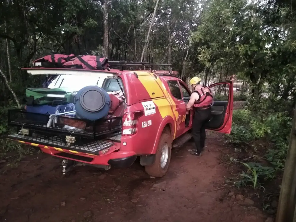 Bombeiros resgatam moradores ilhados durante enchente em Rio Verde