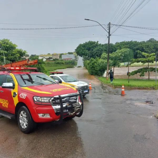 Bombeiros atendem ocorrência de transbordamento em Calatão