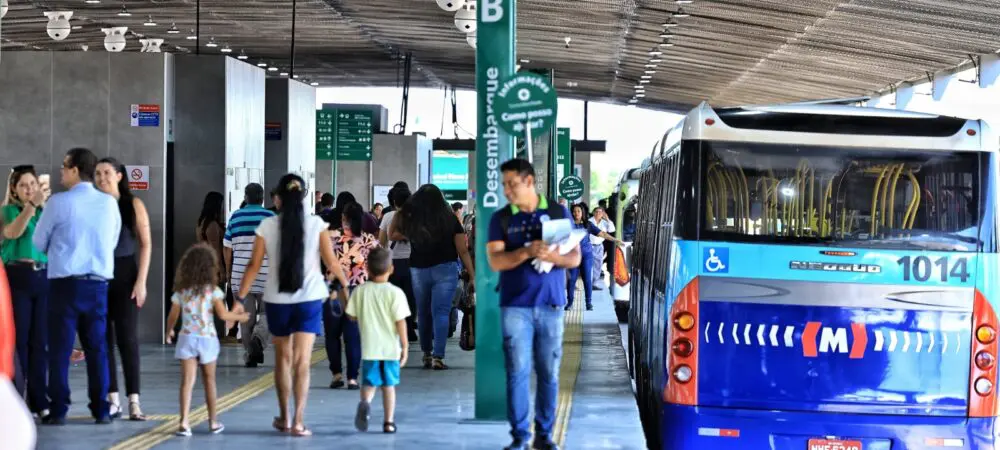 Caiado entrega reforma do Terminal Novo Mundo