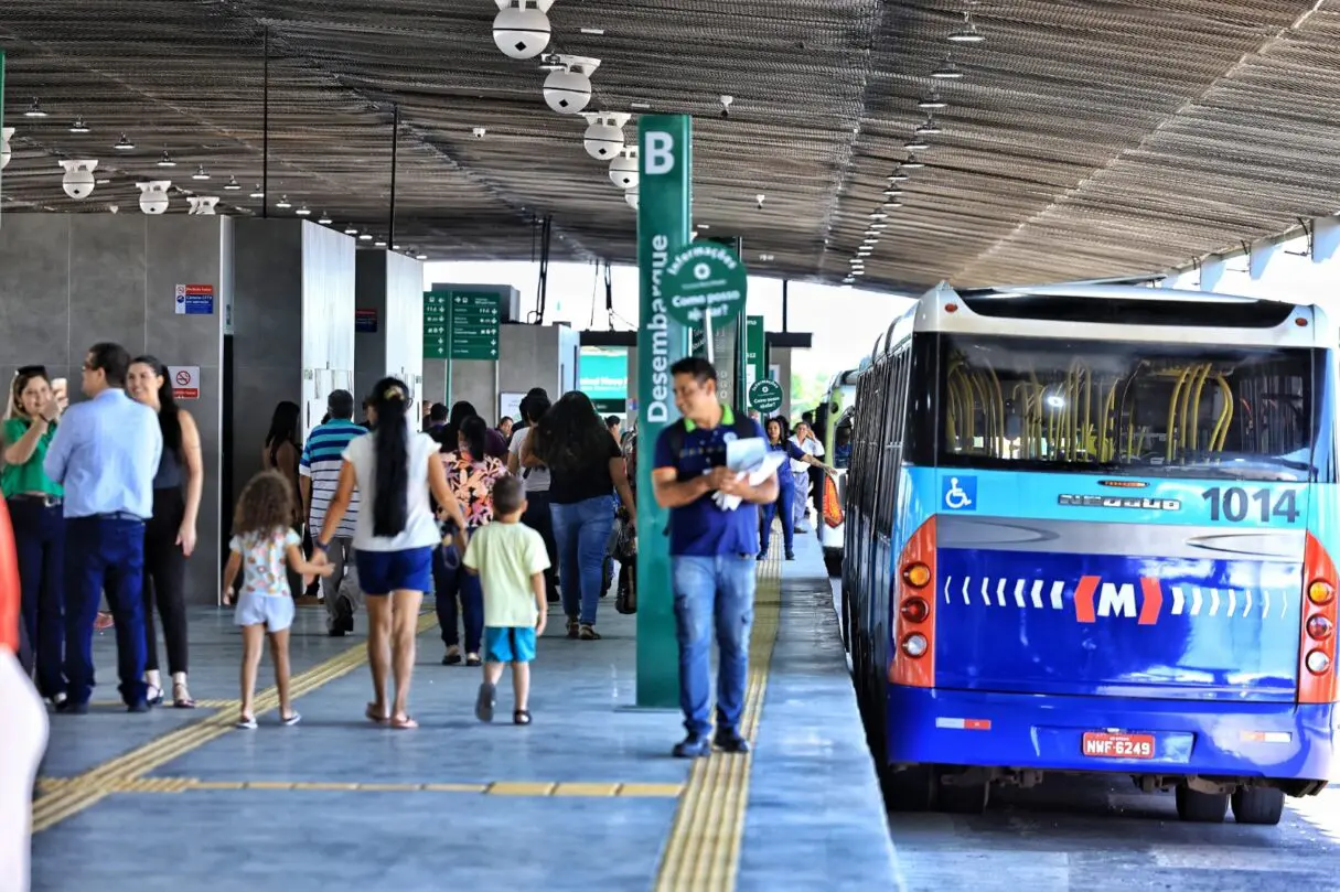 Caiado entrega reforma do Terminal Novo Mundo