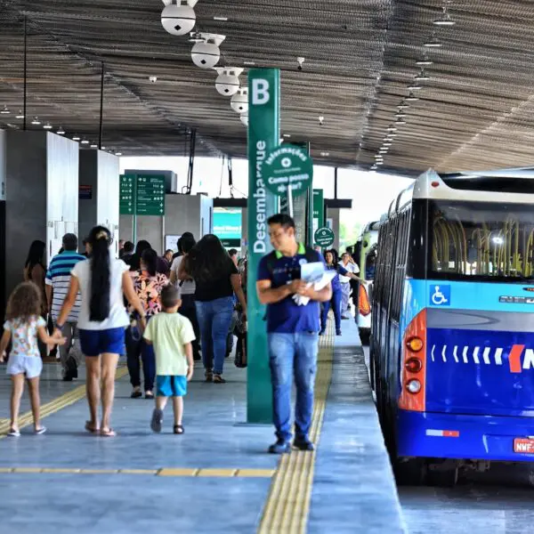 Caiado entrega reforma do Terminal Novo Mundo