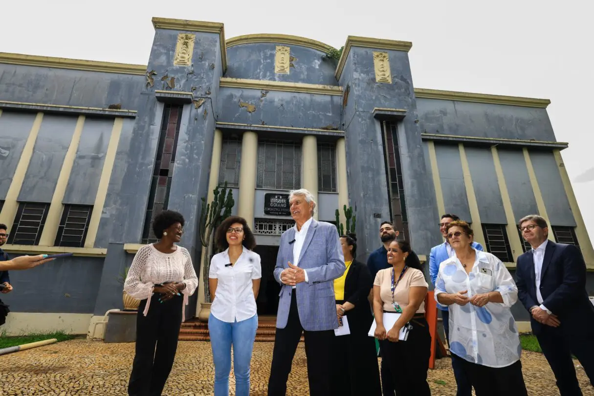 Caiado vistoria obras na Praça Cívica