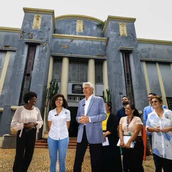 Caiado vistoria obras na Praça Cívica