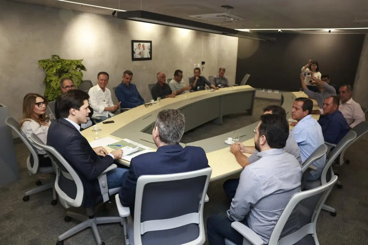 Daniel Vilela em reunião para viabilizar pavimentação de rodovias no Vale do São Patrício